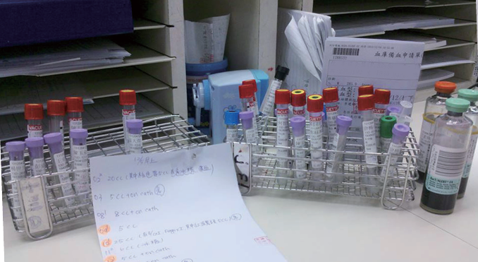 在醫院和醫學院之間靠近一點